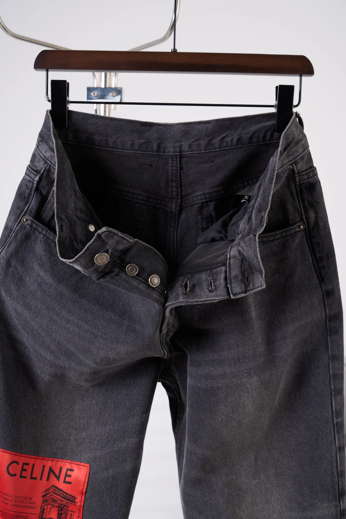 [Real auction] Celine/Celine Paris patchwork leather jeans [In Stock] 28 29 30 31 Customized ebony pattern reforged denim, stiff and stylish, comfortable and skin-friendly, carbon black fermentation dyeing fades the sharp edge, mottled whiskering texture covers the denim, interpreting the relaxed and elegant French Retro, straight silhouette, stretch and casual, continuing the classic five-pocket precision structure of denim. Five CELINE PARIS patches of different shapes are stacked vertically on the trousers. They are staggered and arranged to replicate the Retro aesthetics of past travel souvenir patches. It forms the core of the visual narrative of the garment. The CELINE leather patch is inlaid on the back waist. The identity of the family is engraved discreetly between the waists. The travel patch is used to deconstruct the brand symbol. It combines French Retro heritage and street style. It writes a luxurious and rebellious Retro attitude on the denim. It adopts patterned motorcycle stitching. Precisely control the sewing line by drawing a prototype machine to ensure the precise positioning of CELINE PARIS patches and complete alignment of horizontal and vertical lines. The prototype is accurately aligned by hand to ensure a tight opening and closing. Combination of rub-press wrinkle whisker technology and gun-painted cat whisker technology. Prioritize hand rubbing in specific areas to achieve natural wrinkle effects. Then use specific tools to draw the texture of the cat's whisker shape to create a full visual effect. Adopt purely artificial regular edge grinding process and hand-polished ablation fabric veil lines. Create a staggered hairy texture and layered depth on the edge of the bag to form a natural aged and worn texture. Use multiple horses to rub sand. Use high-pressure spray guns to rub at specific parts to achieve a local gradient effect. Then use frosting technology to create a unique texture pattern. The workmanship is extremely complex and time-consuming and labor-intensive. Stone grinding is light fermentation➕stretching and bleaching to soften. The mutual friction between pumice and clothing causes wear and fading effects on the denim surface. Combining pulling and bleaching. Make the clothes produce a certain texture and stretching effect while bleaching. Stir-fry snowballs and stir-fry salt. Prepare a special solution. Add a certain amount of dye. Soak the denim material in it to absorb the solvent. Then scrub it and dry it to further fade and oxidize it, creating a loose fit.